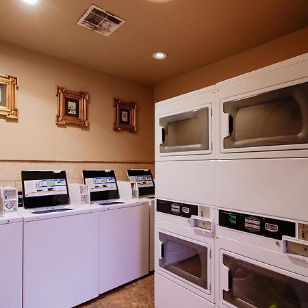 Oyo Pinewood Inn & Suites Silsbee エクステリア 写真