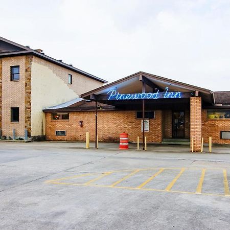 Oyo Pinewood Inn & Suites Silsbee エクステリア 写真