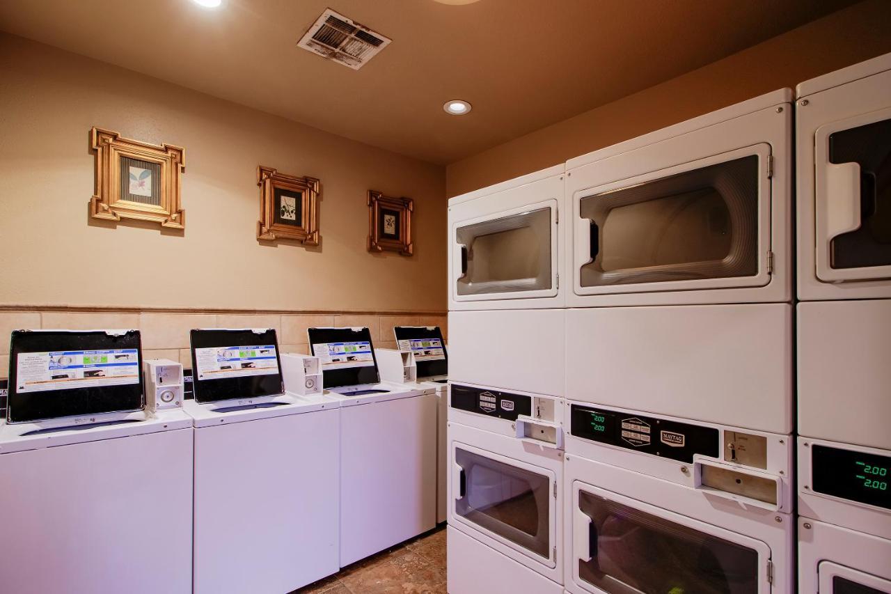 Oyo Pinewood Inn & Suites Silsbee エクステリア 写真