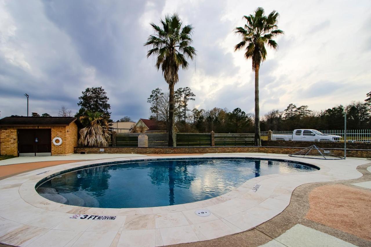 Oyo Pinewood Inn & Suites Silsbee エクステリア 写真
