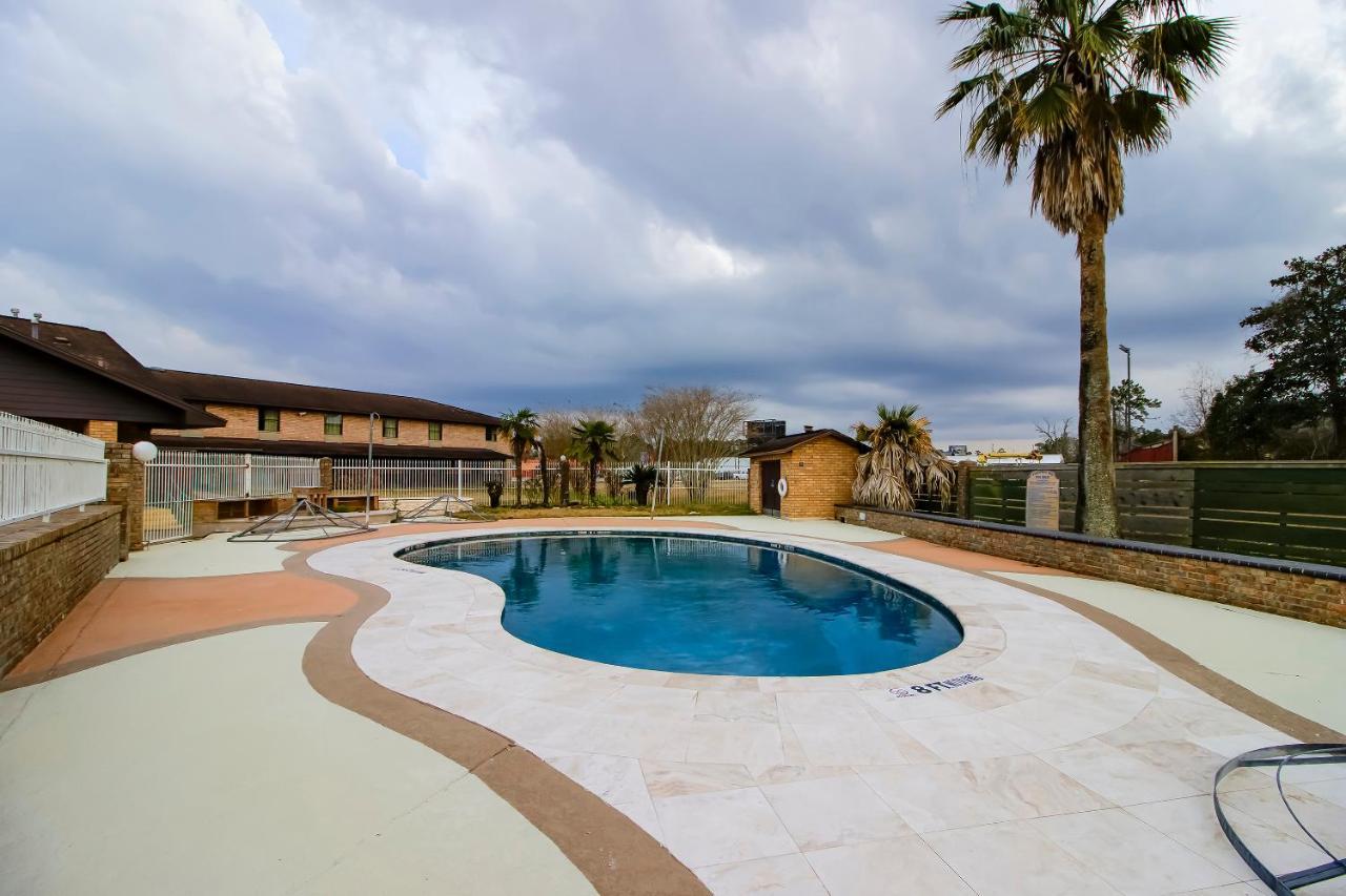 Oyo Pinewood Inn & Suites Silsbee エクステリア 写真