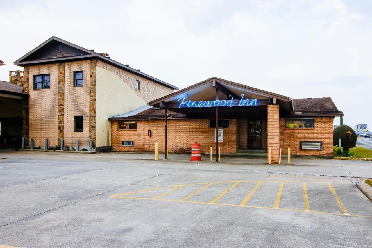 Oyo Pinewood Inn & Suites Silsbee エクステリア 写真
