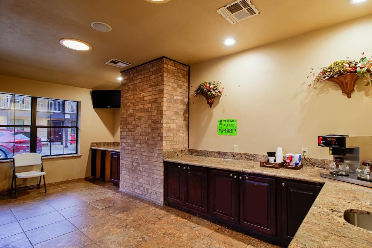 Oyo Pinewood Inn & Suites Silsbee エクステリア 写真
