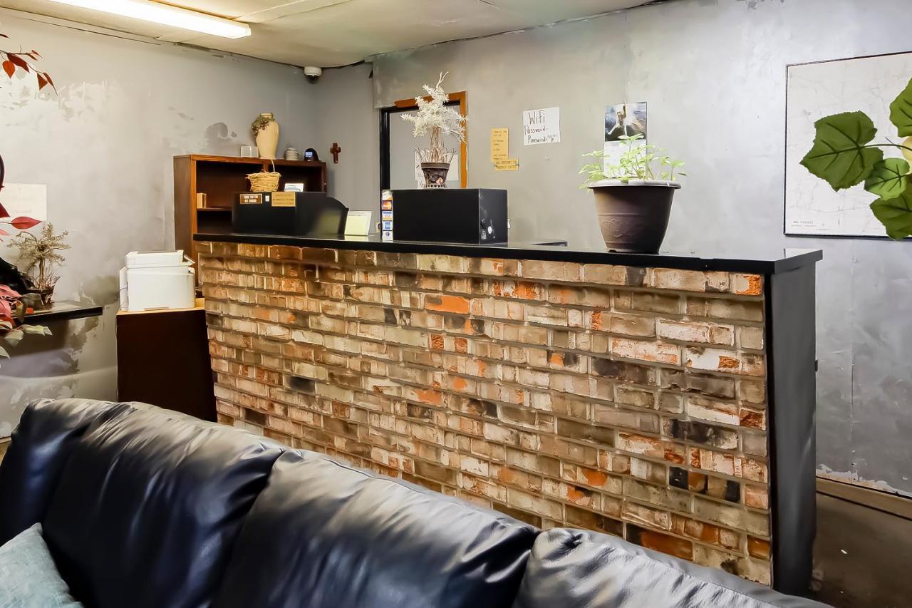 Oyo Pinewood Inn & Suites Silsbee エクステリア 写真