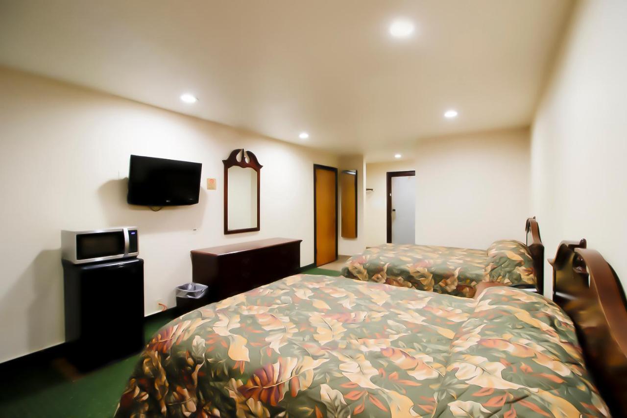 Oyo Pinewood Inn & Suites Silsbee エクステリア 写真
