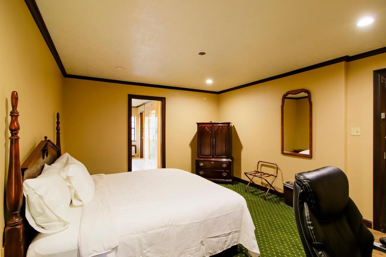 Oyo Pinewood Inn & Suites Silsbee エクステリア 写真