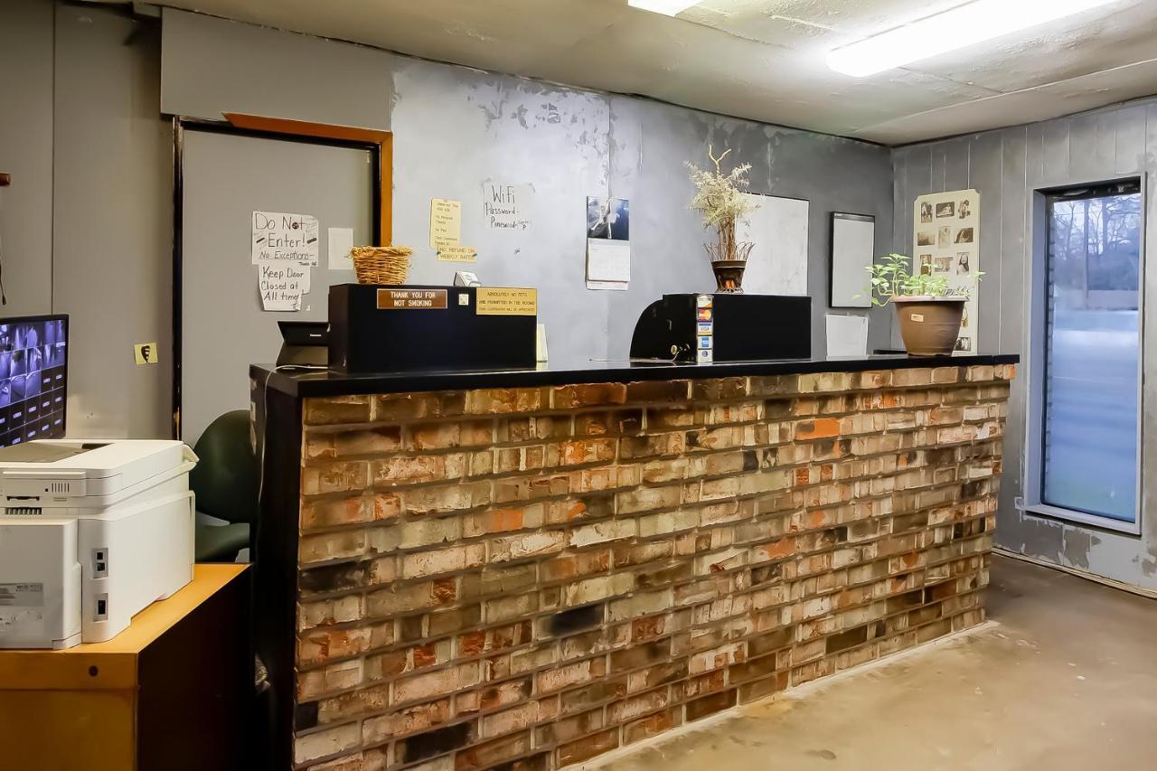Oyo Pinewood Inn & Suites Silsbee エクステリア 写真
