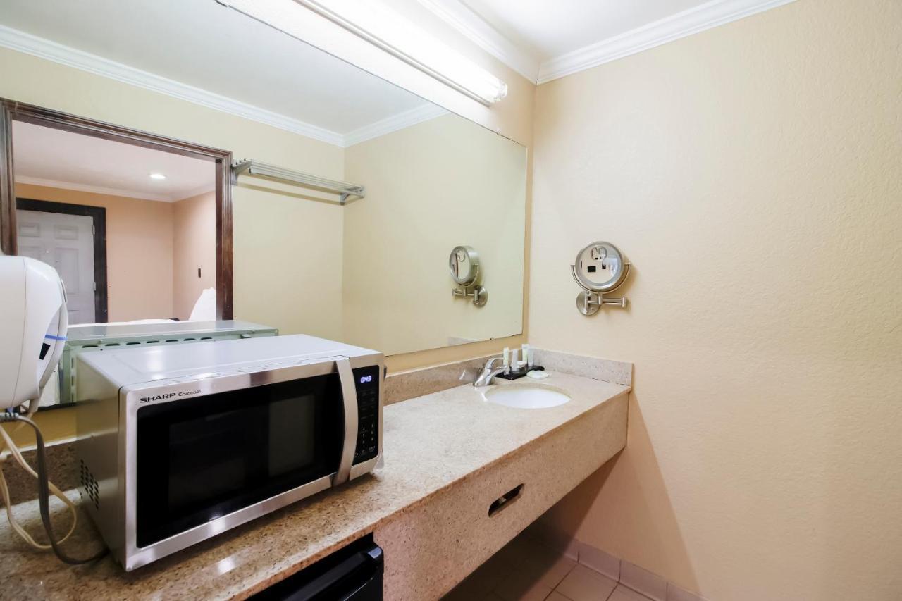 Oyo Pinewood Inn & Suites Silsbee エクステリア 写真