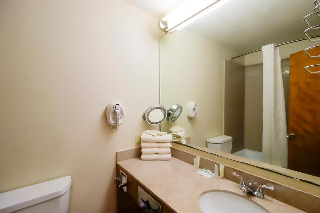 Oyo Pinewood Inn & Suites Silsbee エクステリア 写真