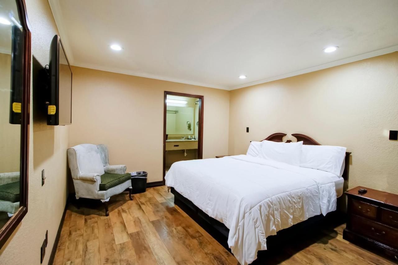 Oyo Pinewood Inn & Suites Silsbee エクステリア 写真