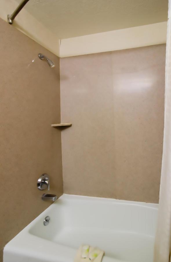Oyo Pinewood Inn & Suites Silsbee エクステリア 写真