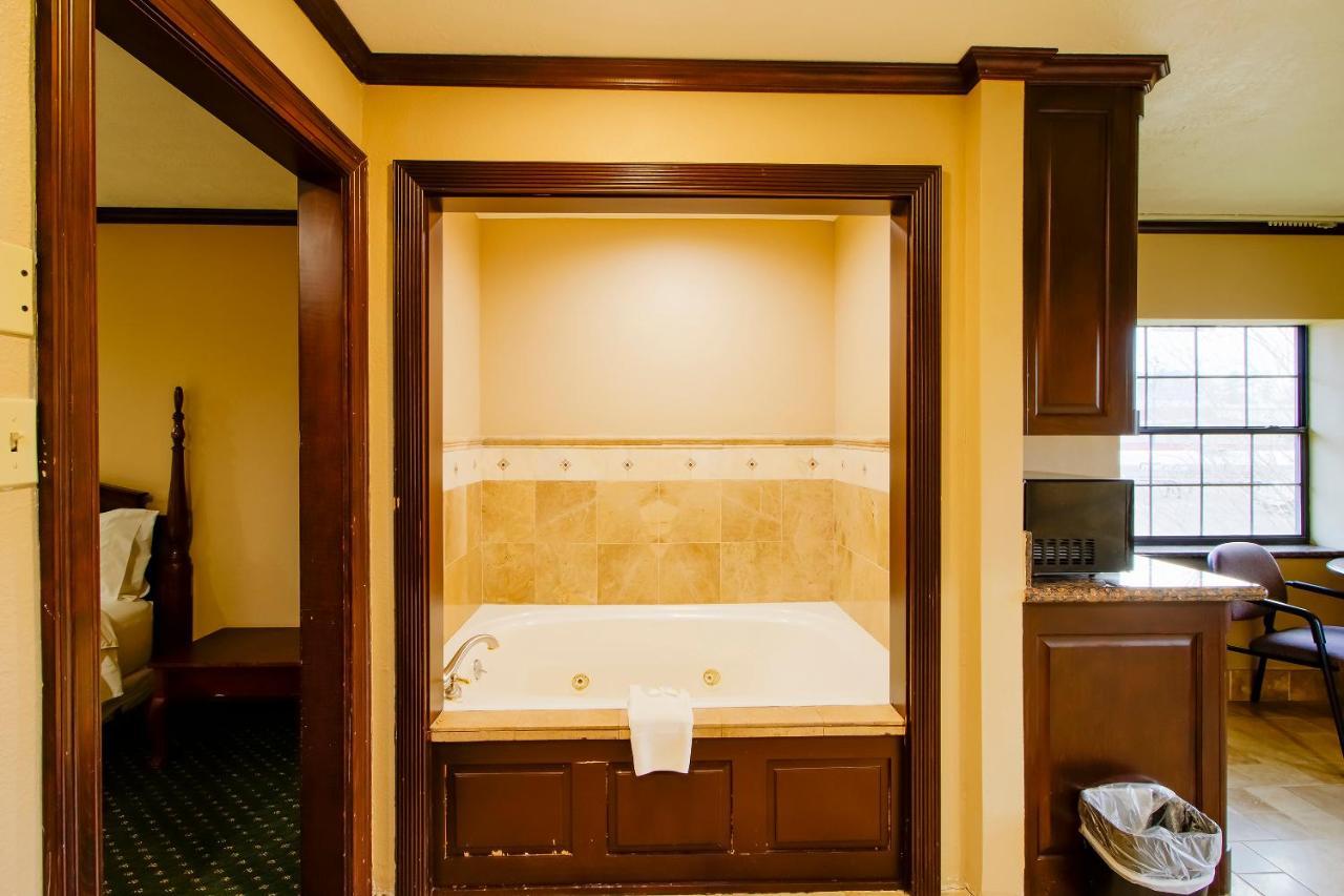 Oyo Pinewood Inn & Suites Silsbee エクステリア 写真