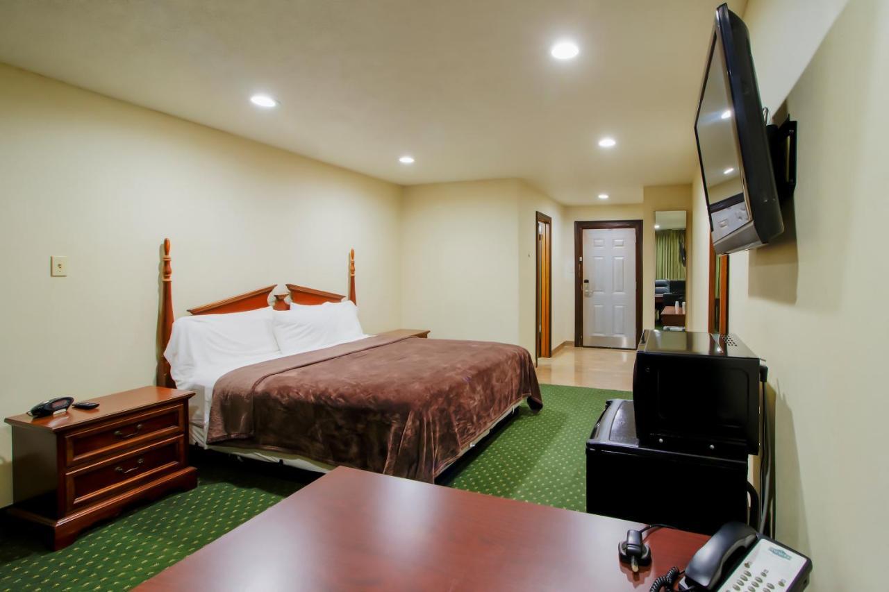 Oyo Pinewood Inn & Suites Silsbee エクステリア 写真
