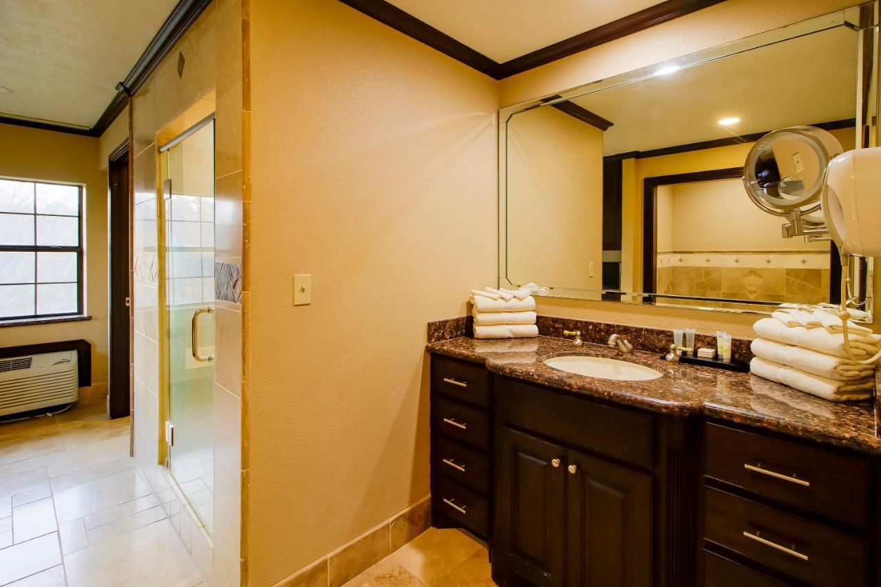 Oyo Pinewood Inn & Suites Silsbee エクステリア 写真