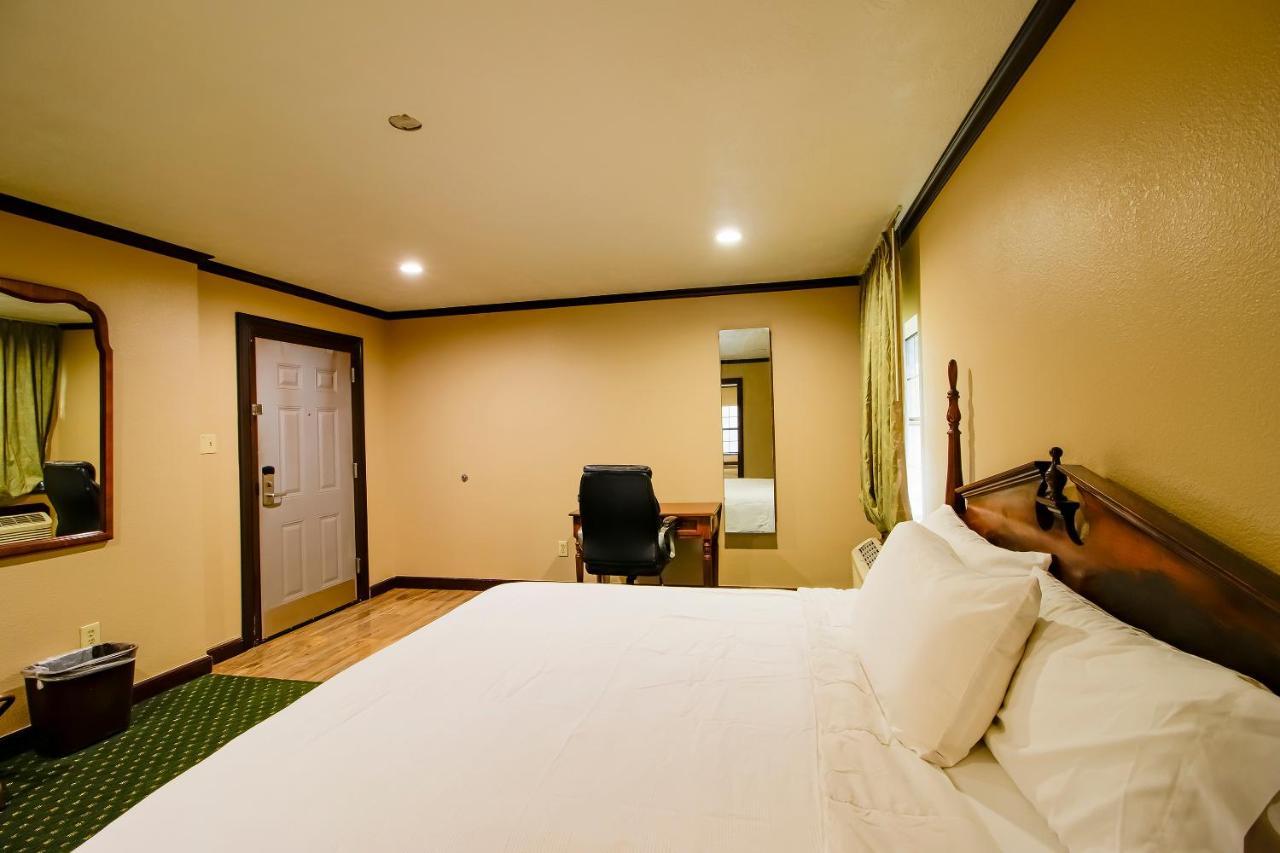 Oyo Pinewood Inn & Suites Silsbee エクステリア 写真