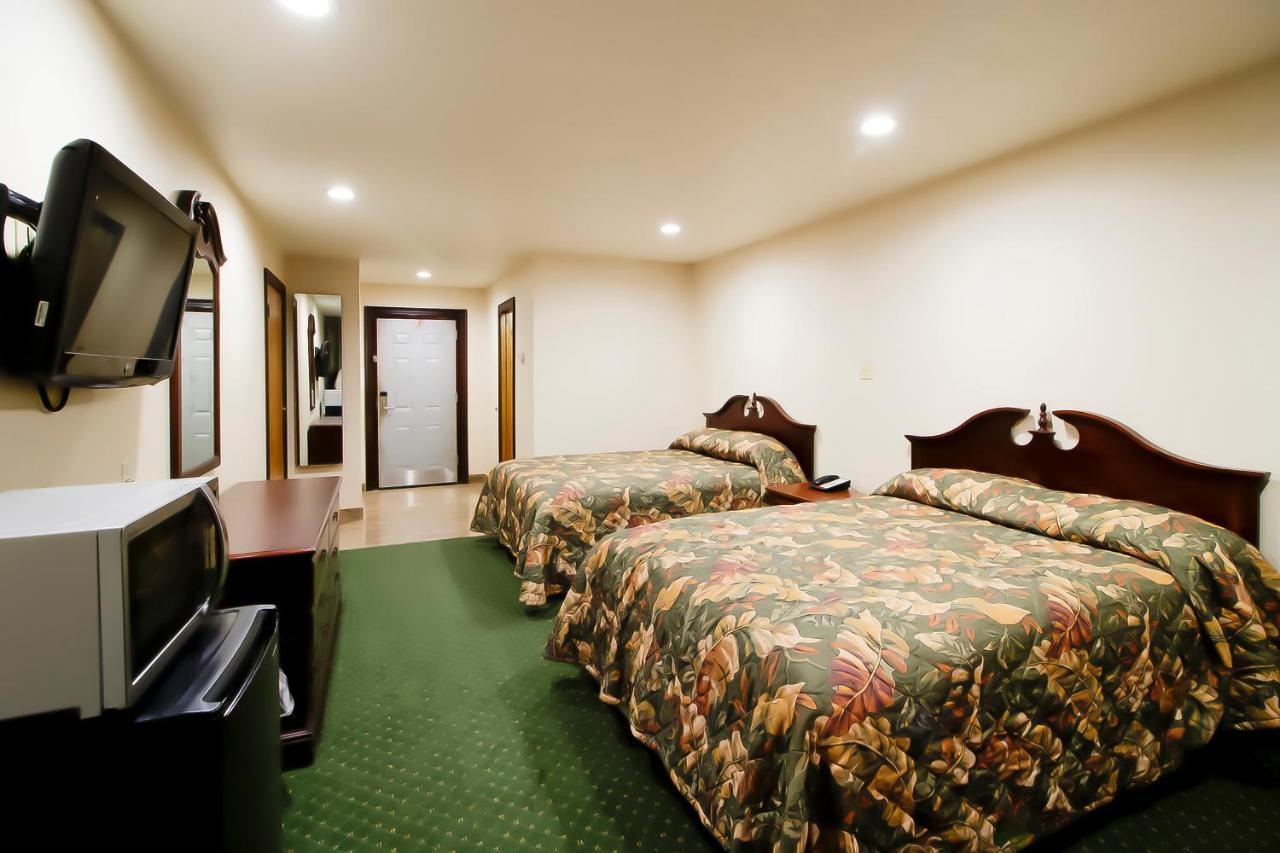 Oyo Pinewood Inn & Suites Silsbee エクステリア 写真