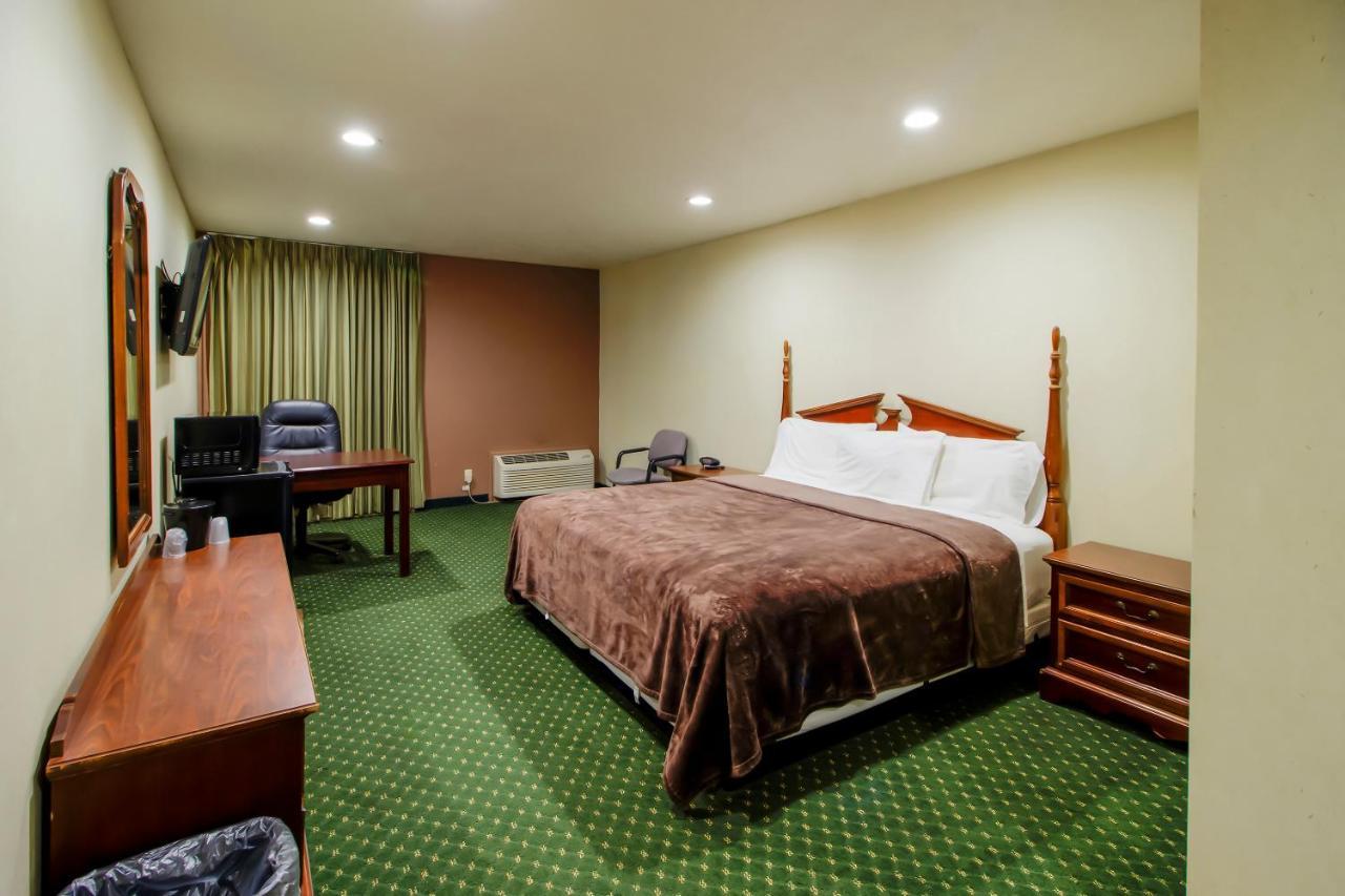 Oyo Pinewood Inn & Suites Silsbee エクステリア 写真