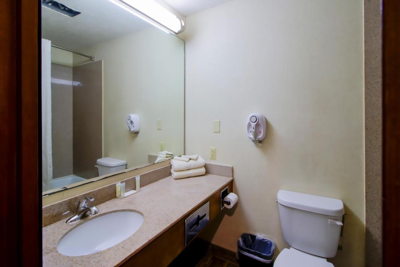 Oyo Pinewood Inn & Suites Silsbee エクステリア 写真