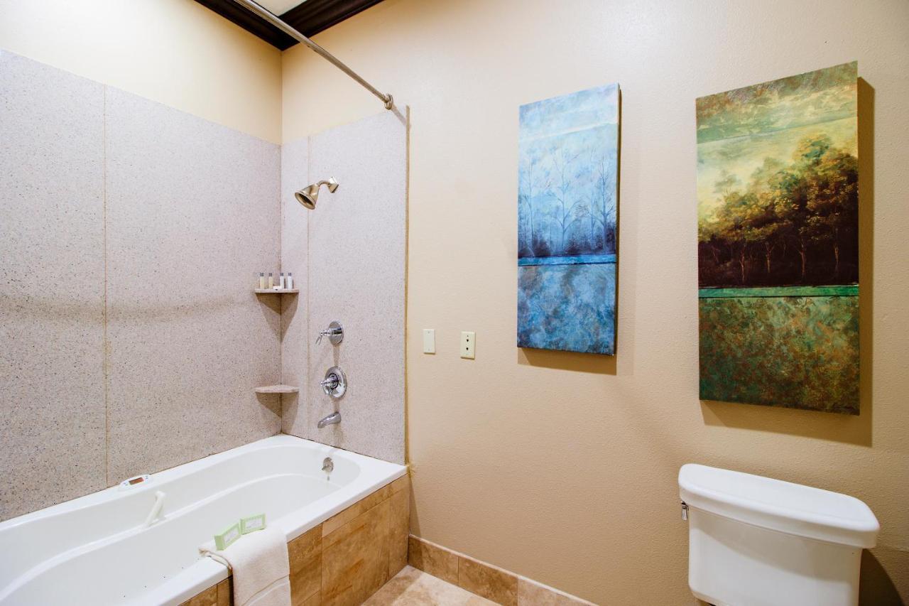 Oyo Pinewood Inn & Suites Silsbee エクステリア 写真