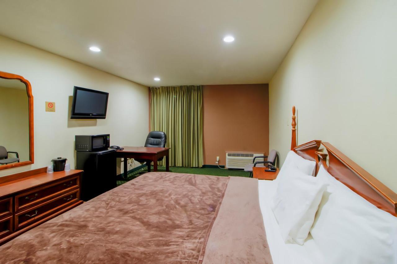 Oyo Pinewood Inn & Suites Silsbee エクステリア 写真